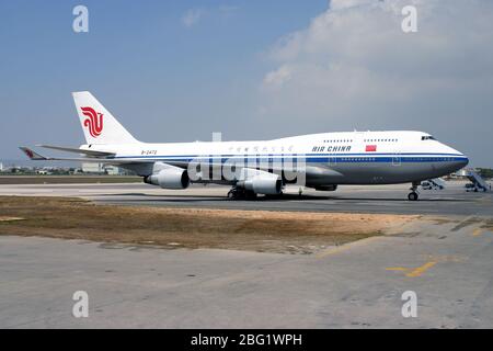 Air China Boeing 747-4J6 Ankunft auf dem Parkplatz in Vorfeld 9. Stockfoto