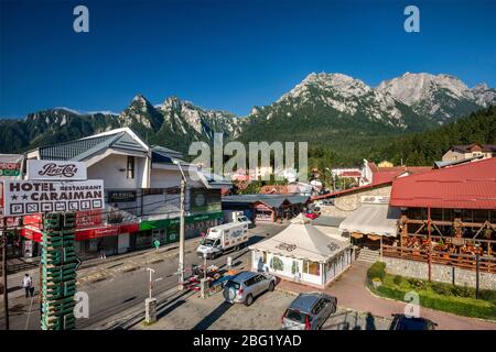 Bulevardul Libertatii in Busteni, Bucegi Gebirge mit dem Caraiman Gipfel rechts, Südkarpaten (Siebenbürgische Alpen), Rumänien Stockfoto