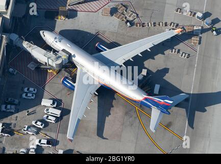 Aeroflot Russian Airlines Airbus A330 parkte am LAX Flughafenterminal. Luftaufnahme der A330-200-Flugzeuge VQ-BBE vor Abflug nach Moskau Sheremetyevo. Stockfoto