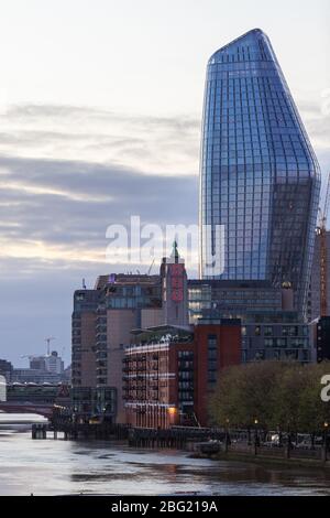 Ein Blackfriars und das Oxo Building am südufer der Themse im frühen Morgenlicht. Von der Waterloo Bridge Stockfoto