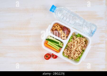 Vegane Lunchbox, Wasser in der Flasche, Kopierraum. Gesunde vegetarische Menü Gewichtsverlust Stockfoto