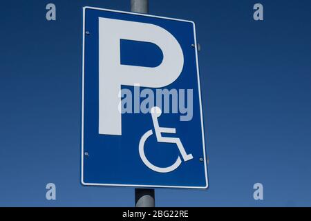 Osnabrück, Deutschland. April 2020. Osnabrück, Deutschland 04/19/2020: Symbolische Bilder - 2020 Parkschild, Behindertenparkplatz, Verkehrsschild, Schild, Merkmal/Symbol/symbolfoto/Merkmal/Detail/   Nutzung weltweit Quelle: dpa/Alamy Live News Stockfoto