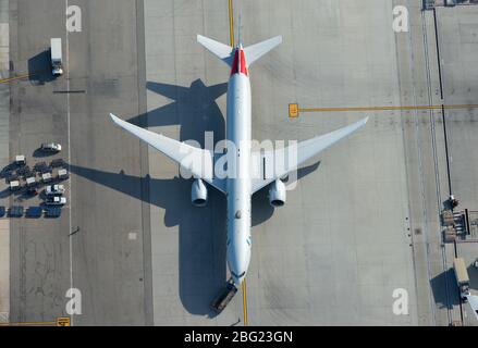 American Airlines Boeing 777 wird am Los Angeles International Airport abgeschleppt. Luftaufnahme von 777-300 Flugzeugen, die als N726AN registriert sind. Stockfoto