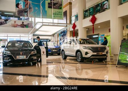 Kunden, die Gesichtsmasken tragen, untersuchen Fahrzeuge der Marke Roewe in einem Autohaus in der Tianshan Road in Shanghai. Stockfoto