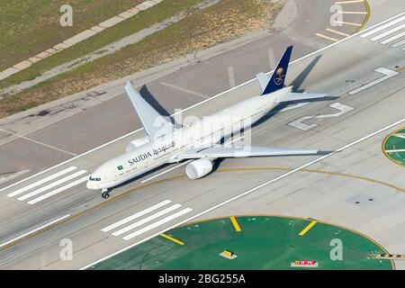 Saudi Arabian Airlines Boeing 777-300 ab Los Angeles International Airport. 777 Flugzeug HZ-AK40 Luftaufnahme. Auch bekannt als Saudia Airlines. Stockfoto