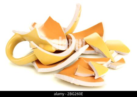 Gelb gebrochene Tasse isoliert auf weiß Stockfoto