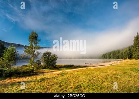 Morgennebel über Lacul Sfanta Ana (Lake Saint Anne), Kratersee in Bodoc Mountains, Ostkarpaten, Szekely Land, Transylvania, Rumänien Stockfoto