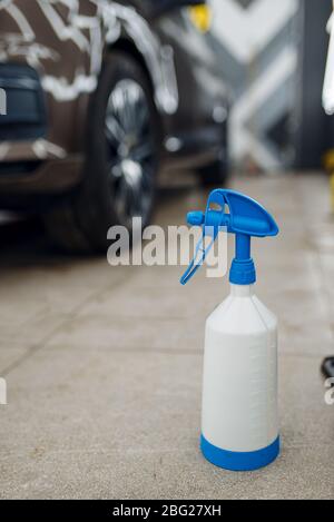 Sprühflasche beim Autoservice, der die Werkstatt des Fahrzeugs detailliert  aufführt. Autoschutz mit Spezialfolien Stockfotografie - Alamy