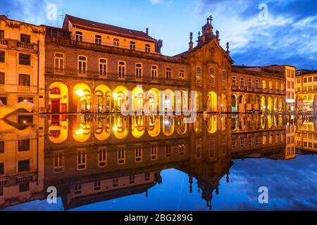 Nachtansicht des Platzes der Republik (Praca da Republica) in Braga, Portugal. Außerhalb von Arcada (oder Largo da Arcada) und der Kirche von Lapa Stockfoto