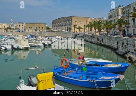 Blick auf den Hafen von Trani, in der Region Apulien, Italien Stockfoto