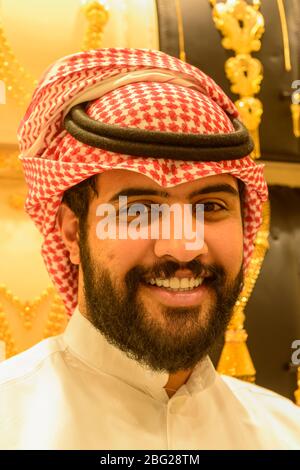 Portret des Mannes mit traditionellem Kopfschmuck, Saudi-Arabien Stockfoto