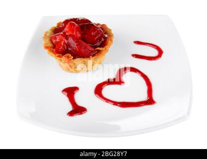 Süßer Kuchen mit Erdbeere und Sauce auf Teller, isoliert auf weiß Stockfoto