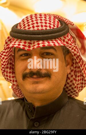 Portret des Mannes mit traditionellem Kopfschmuck, Saudi-Arabien Stockfoto
