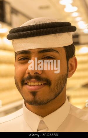 Portret des Mannes mit traditionellem Kopfschmuck, Saudi-Arabien Stockfoto