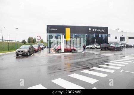 MINSK, WEISSRUSSLAND 21.09.2019: Schönes Autohaus für Renault Autos Stockfoto