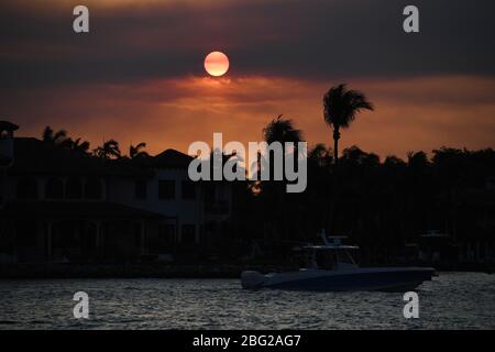 Fort Lauderdale, USA. April 2020. Die Sonne untergeht während der Coronavirus (COVID-19) Pandemie am 19. April 2020 in Fort Lauderdale, Florida Kredit: Mpi04/Media Punch/Alamy Live News Stockfoto