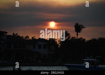 Fort Lauderdale, USA. April 2020. Die Sonne untergeht während der Coronavirus (COVID-19) Pandemie am 19. April 2020 in Fort Lauderdale, Florida Kredit: Mpi04/Media Punch/Alamy Live News Stockfoto