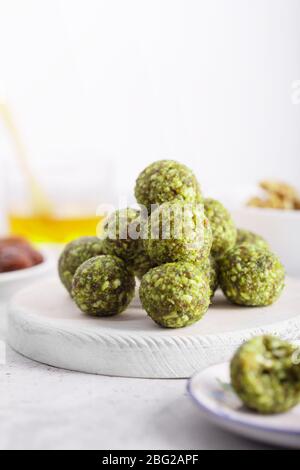 Keine Backen Matcha Energie Bissen oder Kugeln, mit natürlichen Zutaten, wie Nüsse, Matcha-Pulver, Datteln zubereitet Stockfoto