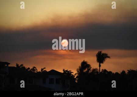 Fort Lauderdale, USA. April 2020. Die Sonne untergeht während der Coronavirus (COVID-19) Pandemie am 19. April 2020 in Fort Lauderdale, Florida Kredit: Mpi04/Media Punch/Alamy Live News Stockfoto