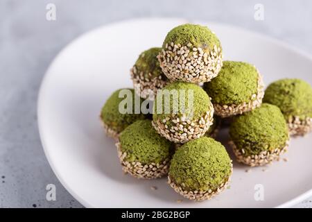 Keine Backen Matcha Energie Bissen oder Kugeln, mit natürlichen Zutaten, wie Nüsse, Matcha-Pulver, Datteln zubereitet Stockfoto