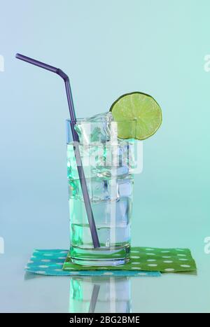 Eis in einem Glas auf einem farbigen Hintergrund Stockfoto