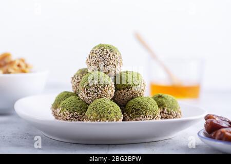 Keine Backen Matcha Energie Bissen oder Kugeln, mit natürlichen Zutaten, wie Nüsse, Matcha-Pulver, Datteln zubereitet Stockfoto