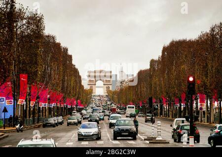 Champs Elysées und Arc de Triomphe, Paris, Frankreich. Stockfoto