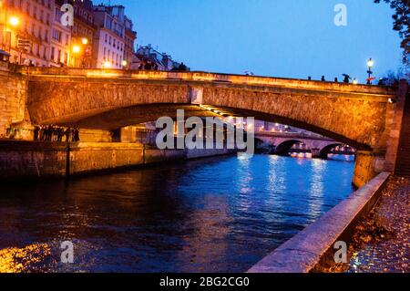 Petit Pont Einbogenbrücke und Pont Saint-Michel über die seine, Paris, Frankreich. Stockfoto