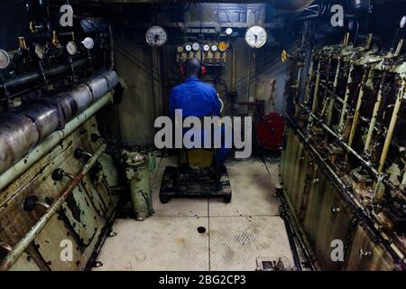 Der Maschinenraum des antiken Flussschiffes Bou el Mogdad auf dem Senegal. Stockfoto