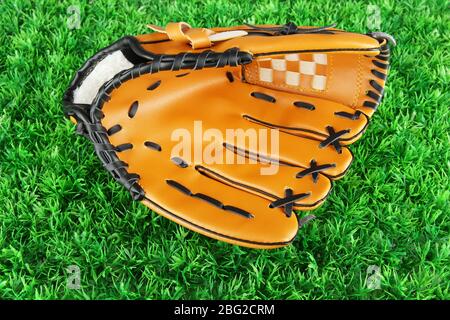 Baseball Handschuh auf Gras Hintergrund Stockfoto