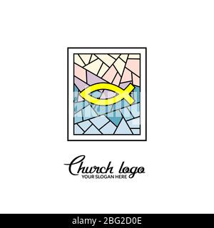 Kirchenlogo. Christliche Symbole. Fisch auf dem Hintergrund eines Buntglasfensters. Stock Vektor