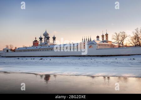 Tichwin-Kloster in der Himmelfahrt im Winter bei Sonnenuntergang, Leningrad-Gebiet, Russland Stockfoto