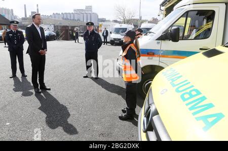 Taoiseach Leo Varadkar (zweite links) während eines Besuchs in der Zivilverteidigung Dublin Branch am Wolfe Tone Quay, um eine Einweisung über den Beitrag von Freiwilligen zur Covid-19-Reaktion zu erhalten. Stockfoto