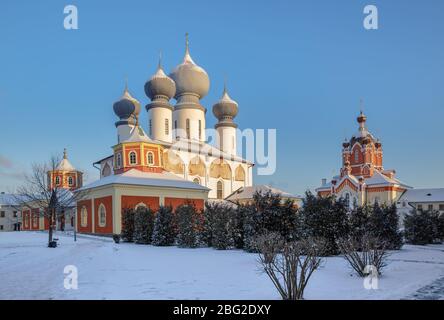 Kloster Tichwin Mariä Himmelfahrt, Kathedrale der Gottesmutter und Kirche der Kreuzerhöhung., Leningrader Gebiet, Russi Stockfoto