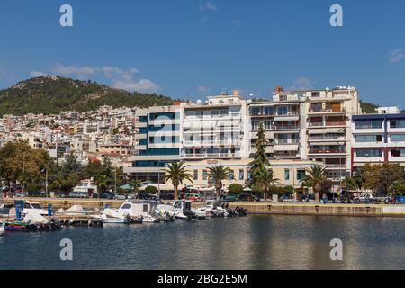 KAVALA, GRIECHENLAND - 15. SEPTEMBER 2018: Meer und Hafen Stockfoto