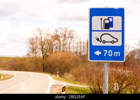 Elektroauto Ladepunkt Zeichen in der Natur. EV Parkplatz und Aufladen Straßenschild. Stockfoto