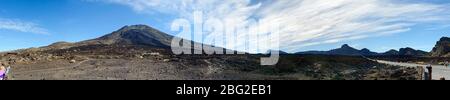 Panoramablick vom Aussichtspunkt Mirador de Chio mit Pico Viejo, den Kratern Narices del Teide und der Straße TF-38 im Teide Nationalpark, Teneriffa Stockfoto