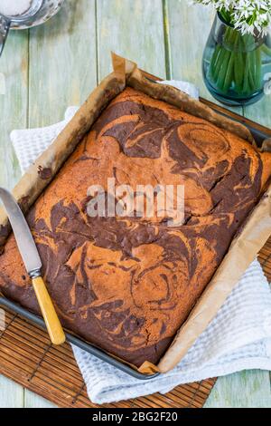 Vanille- und Schokoladenmarmorkuchen - Blick von oben Stockfoto