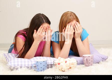 Zwei Freundinnen zwei Freundinnen Mädchen verbringen ihre Freizeit zusammen auf Zimmer Stockfoto