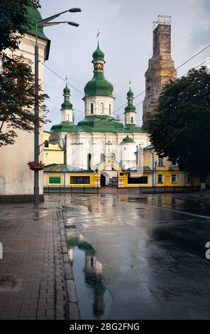 Alte Kirche auf die verregnete Straße von Kiew, Ukraine Stockfoto