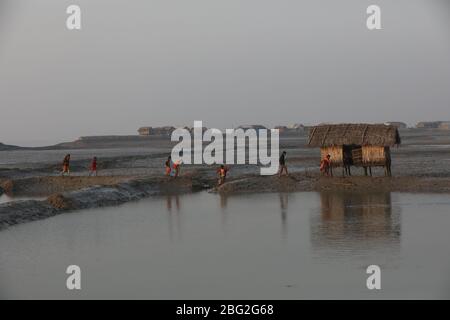 Khulna, Bangladesch: Kinder gehen in Bangladesch am Rande des Sundarbans-Mangrovenwaldes, dem Weltkulturerbe, zur Schule. Das Leben der Menschen wird durch die Auswirkungen des Klimawandels jeden Tag schlechter. Die meisten Menschen sind für ihren Lebensunterhalt auf den Wald angewiesen. Die Wasserkrise ist eines der größten Probleme in ihrem Leben, da salzhales Wasser über die Küste in Bangladesch geht. Die meisten Menschen haben an die Flüsse gefischt, einige von ihnen sammeln Honig und Holz aus dem Mangrovenwald. In der Trockenzeit leiden die Menschen unter reinem Trinkwasser. Stockfoto