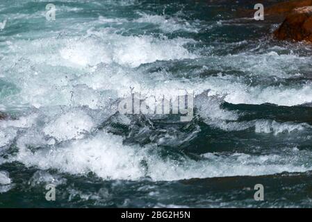 Wasser Berg Fluss und die wunderbare felsige Bach. Wasser tropfen nach dem Spritzen. Makroansicht für Nahaufnahme. Stockfoto