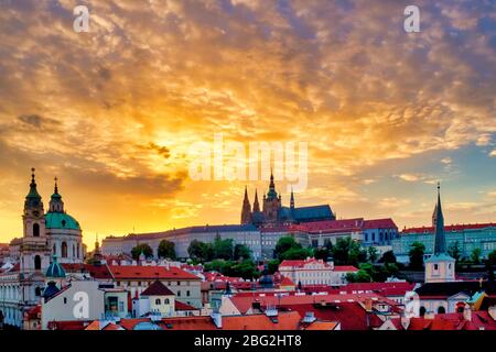 Ansicht der Mala Strana Viertel bei Sonnenuntergang, Prag, Tschechische Republik Stockfoto