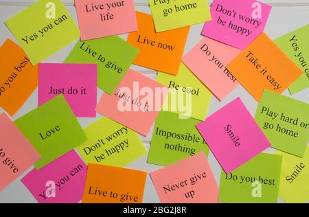 Motivierende Worte auf bunten Sticker auf weißem Hintergrund. Ein Vision Board. Karten mit Wörtern. Affirmation, Entwicklung, Schulung, Seminar. Plan, stra Stockfoto