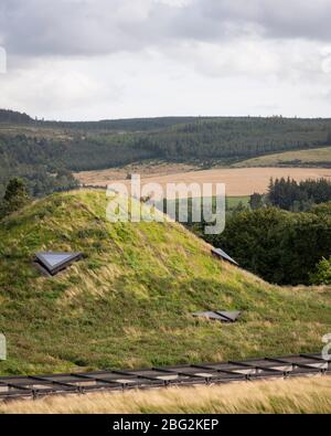 Das Rasendach im Hochland-Kontext. The Macallan Distillery and Visitor Experience, Aberlour, Großbritannien. Architekt: Rogers Stirk Hafen + Pa Stockfoto