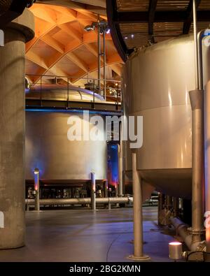 In der Brennerei. The Macallan Distillery and Visitor Experience, Aberlour, Großbritannien. Architekt: Rogers Stirk Harbour + Partners, 2018. Stockfoto