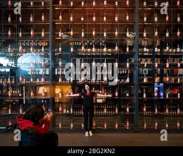 Im Besucherzentrum und Museum. The Macallan Distillery and Visitor Experience, Aberlour, Großbritannien. Architekt: Rogers Stirk Hafen + Teil Stockfoto