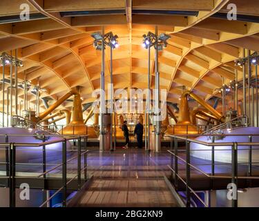 In der Brennerei. The Macallan Distillery and Visitor Experience, Aberlour, Großbritannien. Architekt: Rogers Stirk Harbour + Partners, 2018. Stockfoto