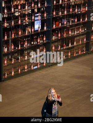 Im Besucherzentrum und Museum. The Macallan Distillery and Visitor Experience, Aberlour, Großbritannien. Architekt: Rogers Stirk Hafen + Teil Stockfoto