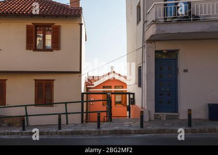 THESSALONIKI, GRIECHENLAND - 17. SEPTEMBER 2018: Alte Stadtstraßen, oberer Teil der Stadt in der Nähe der Heptapyrgion Festung Stockfoto